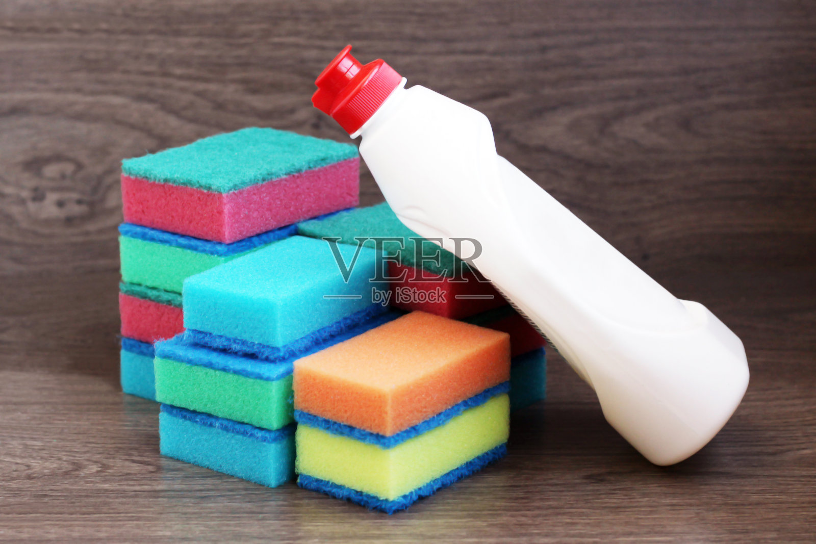 彩色厨房海绵和一瓶洗碗液照片摄影图片