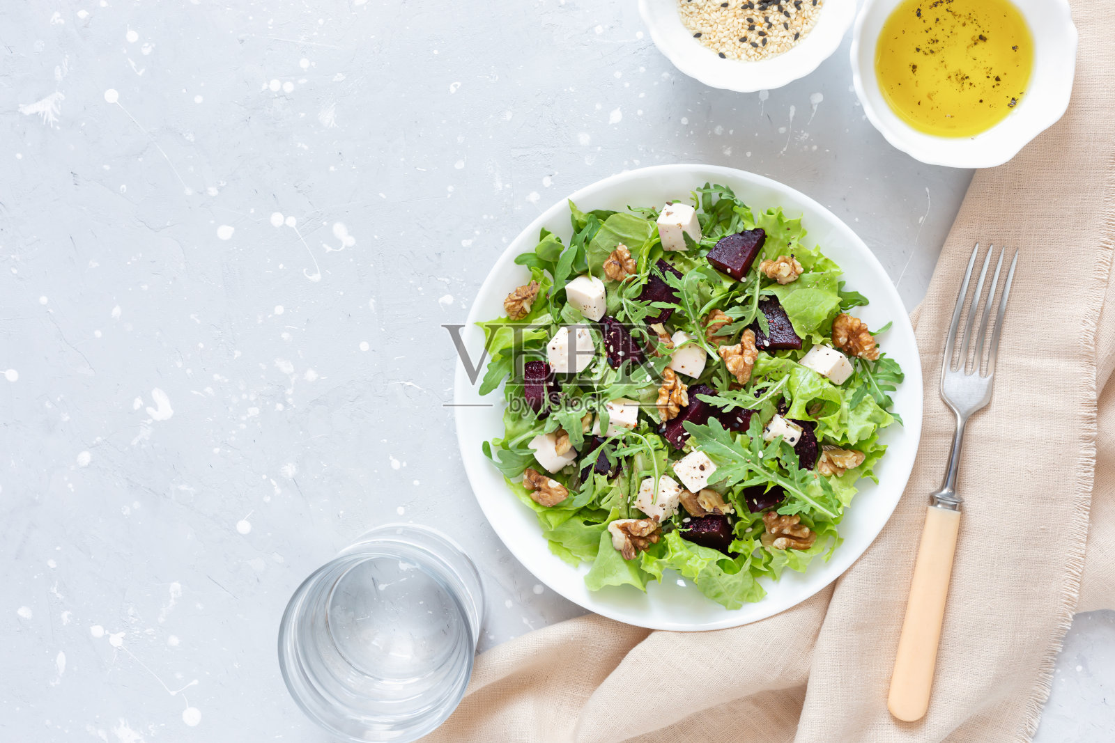 甜菜根、羊乳酪和核桃沙拉。健康饮食。照片摄影图片