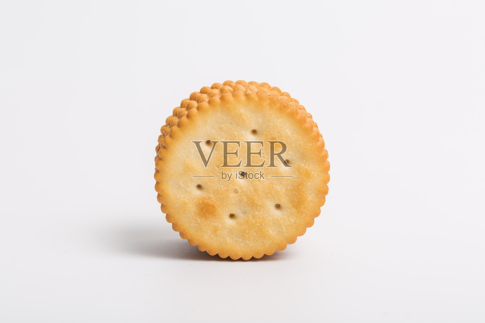 白色背景上的奶油三明治饼干照片摄影图片