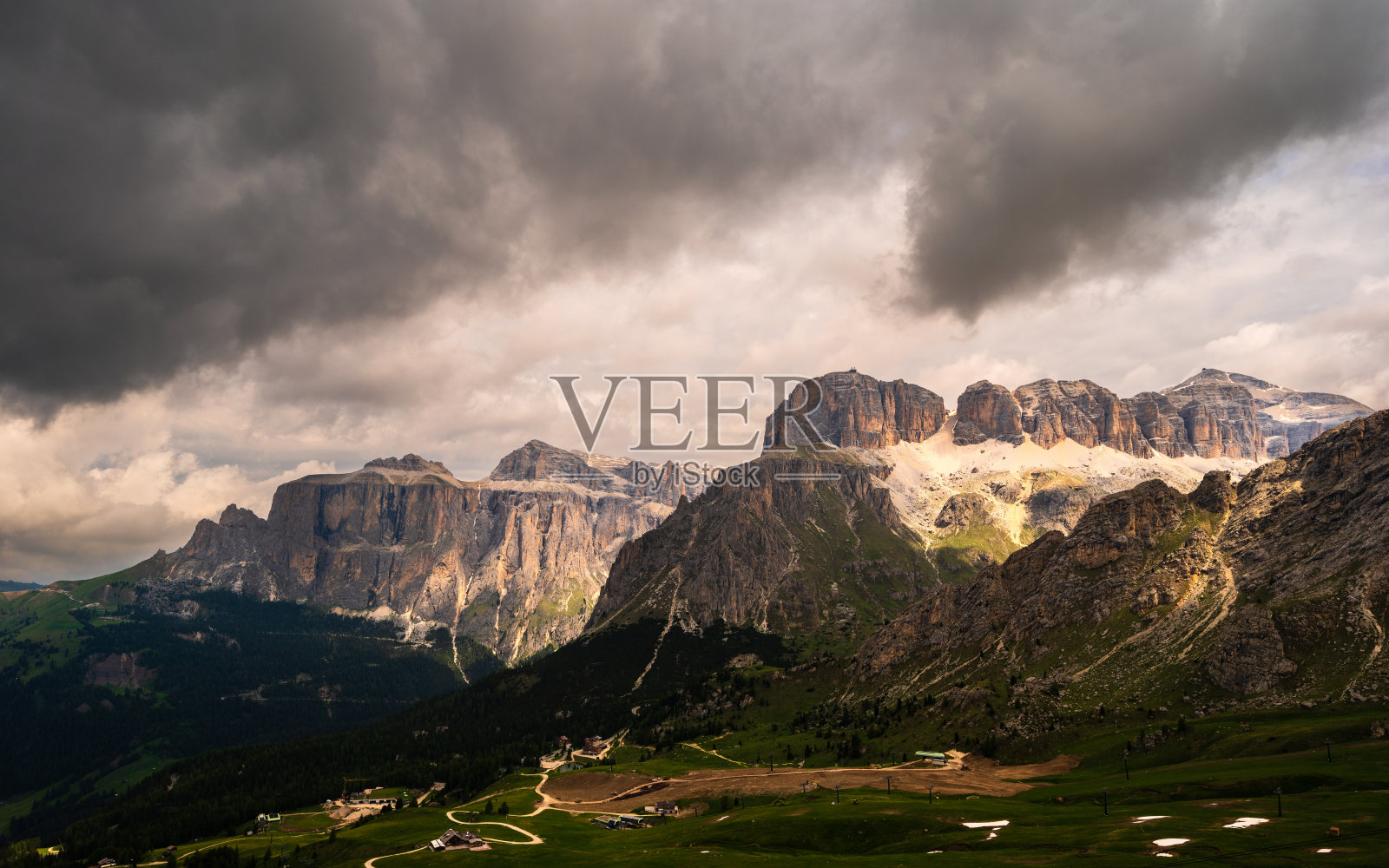 沿Viel dal Pan小径的山区景观，Dolomites, Val di Fassa，意大利照片摄影图片