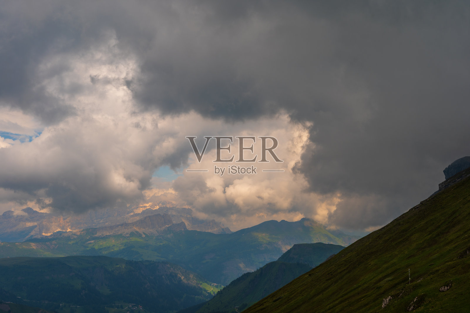 沿Viel dal Pan小径的山区景观，Dolomites, Val di Fassa，意大利照片摄影图片