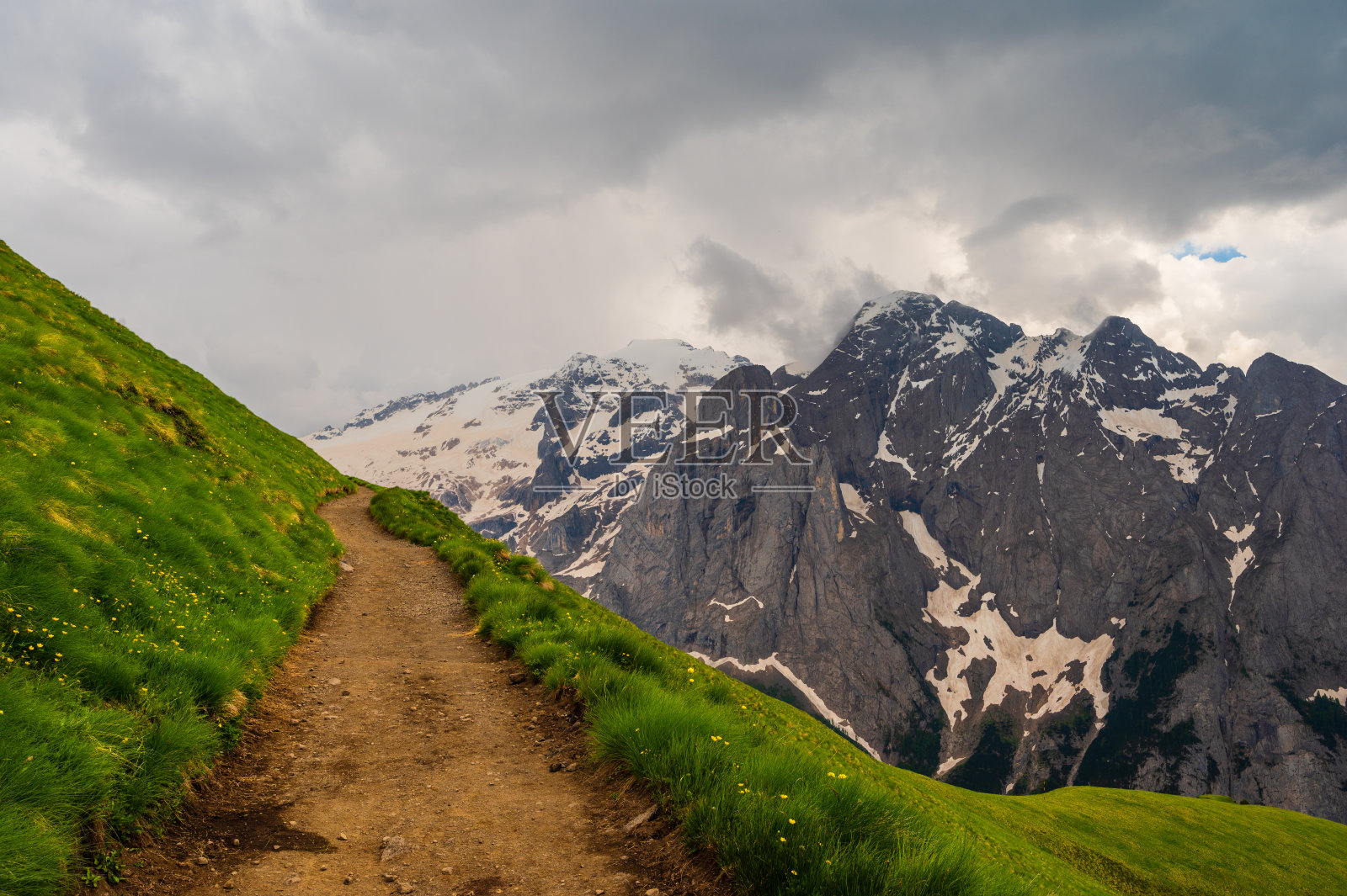 沿Viel dal Pan小径的山区景观，Dolomites, Val di Fassa，意大利照片摄影图片