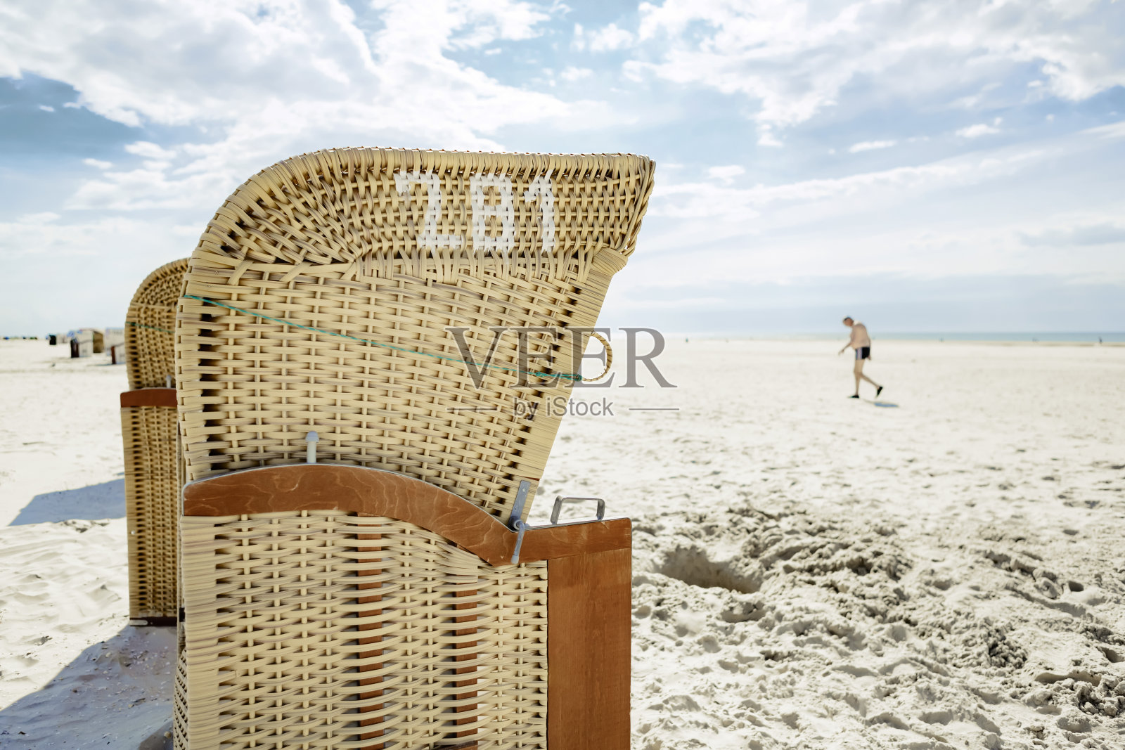 沙滩兜帽椅或长椅。照片摄影图片