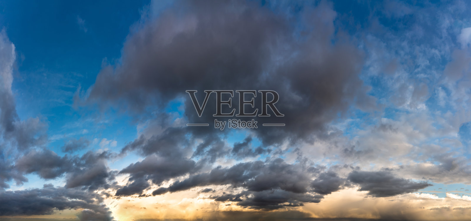 奇妙的黑暗雷雨云，天空全景照片摄影图片