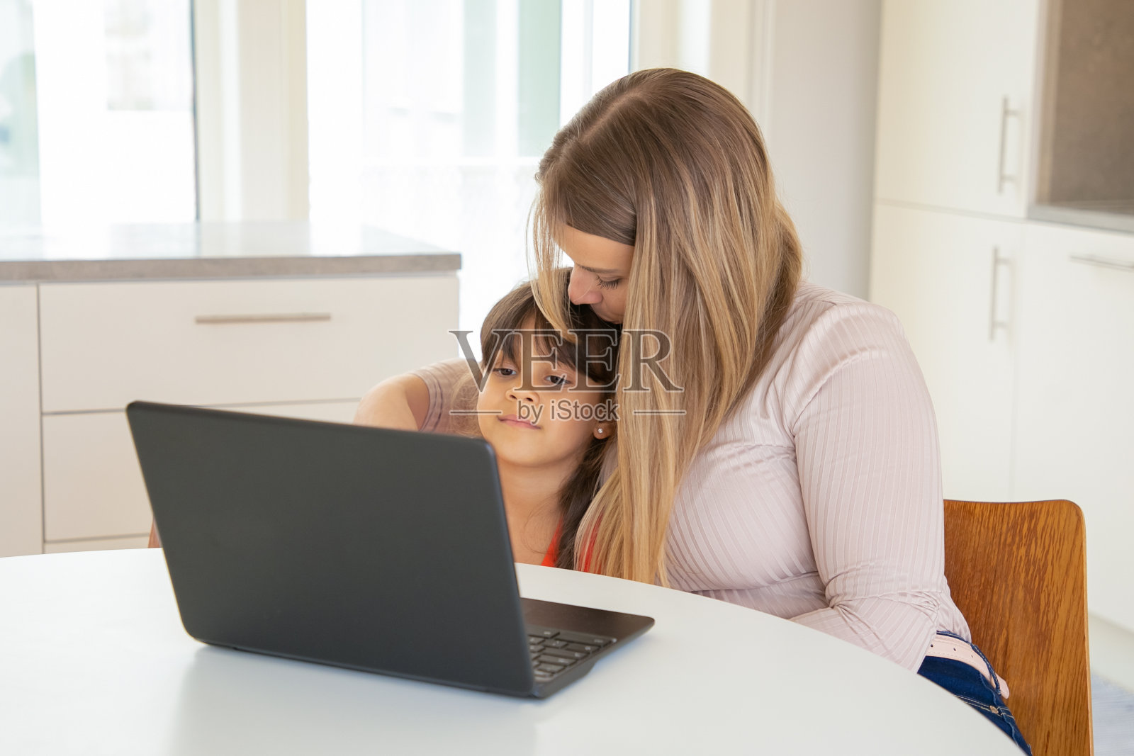 可爱的女孩和她妈妈在用笔记本电脑照片摄影图片