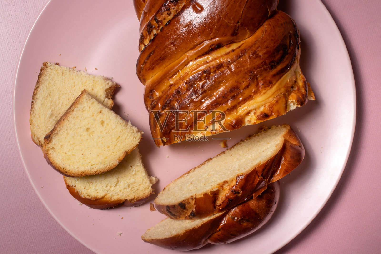 美味芬芳的柳条面包作为早餐。照片摄影图片