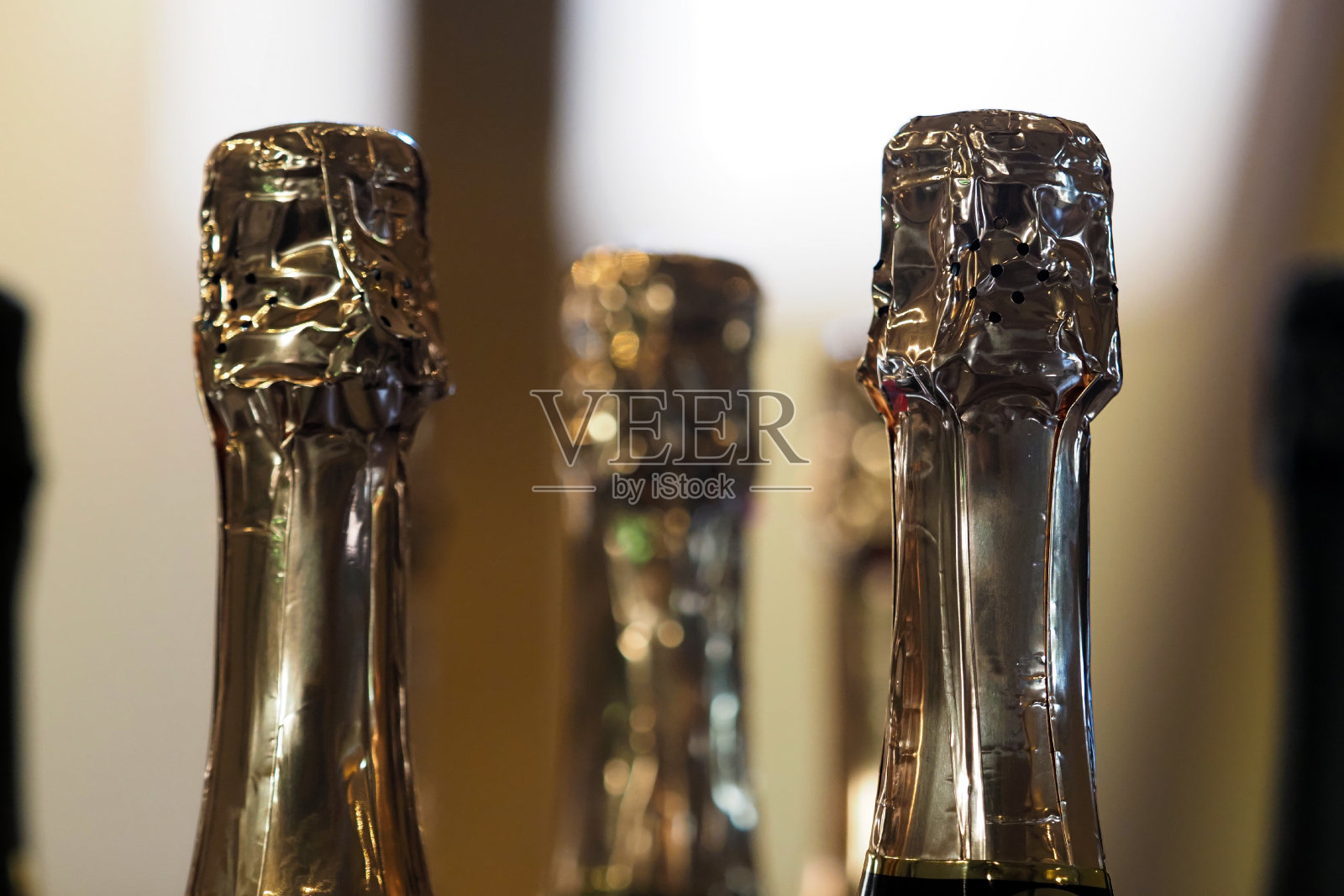 香槟瓶盖。酒店里的香槟照片摄影图片