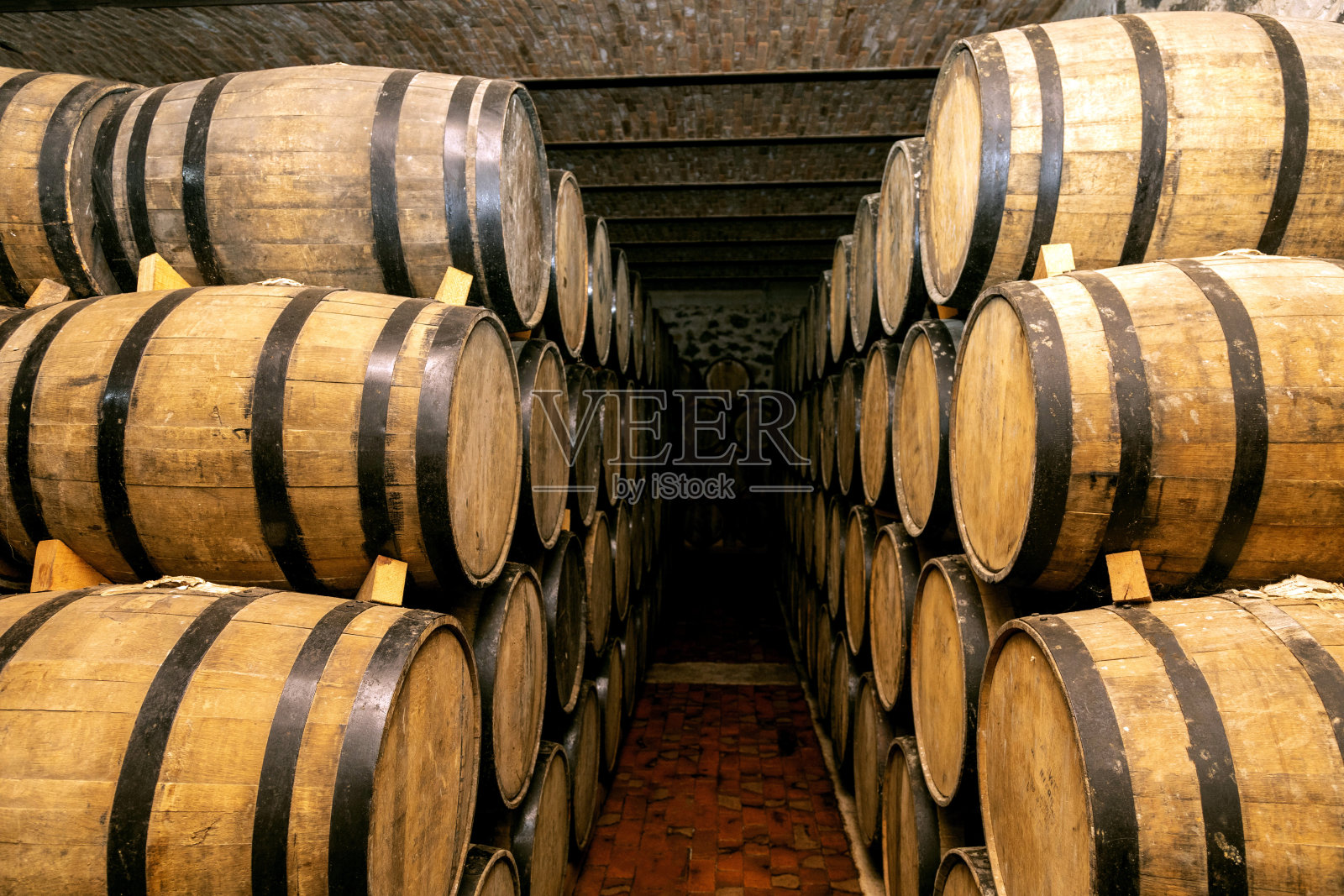 酒桶堆放在酿酒厂的老地窖里。照片摄影图片