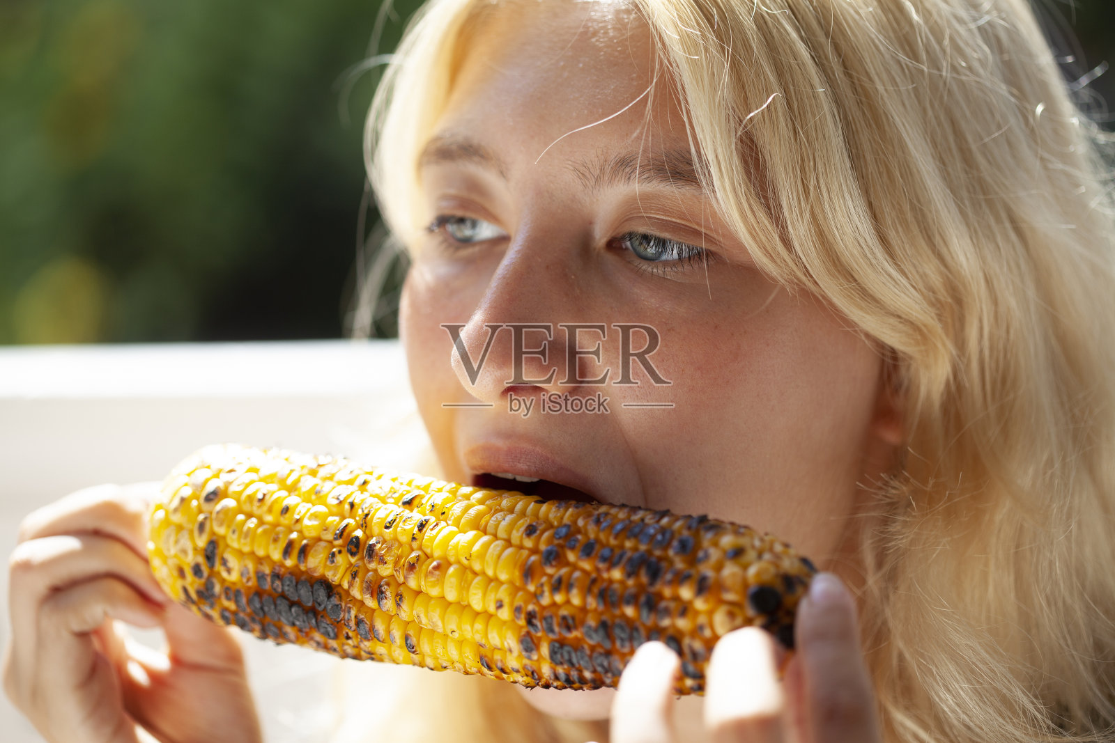 小女孩在吃玉米照片摄影图片