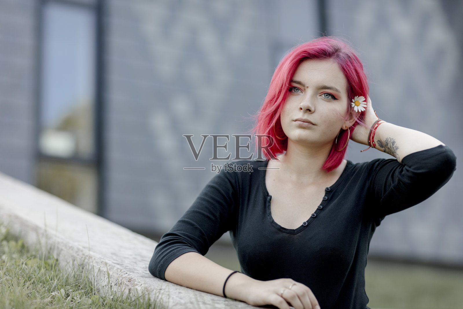 染红头发的年轻女子照片摄影图片