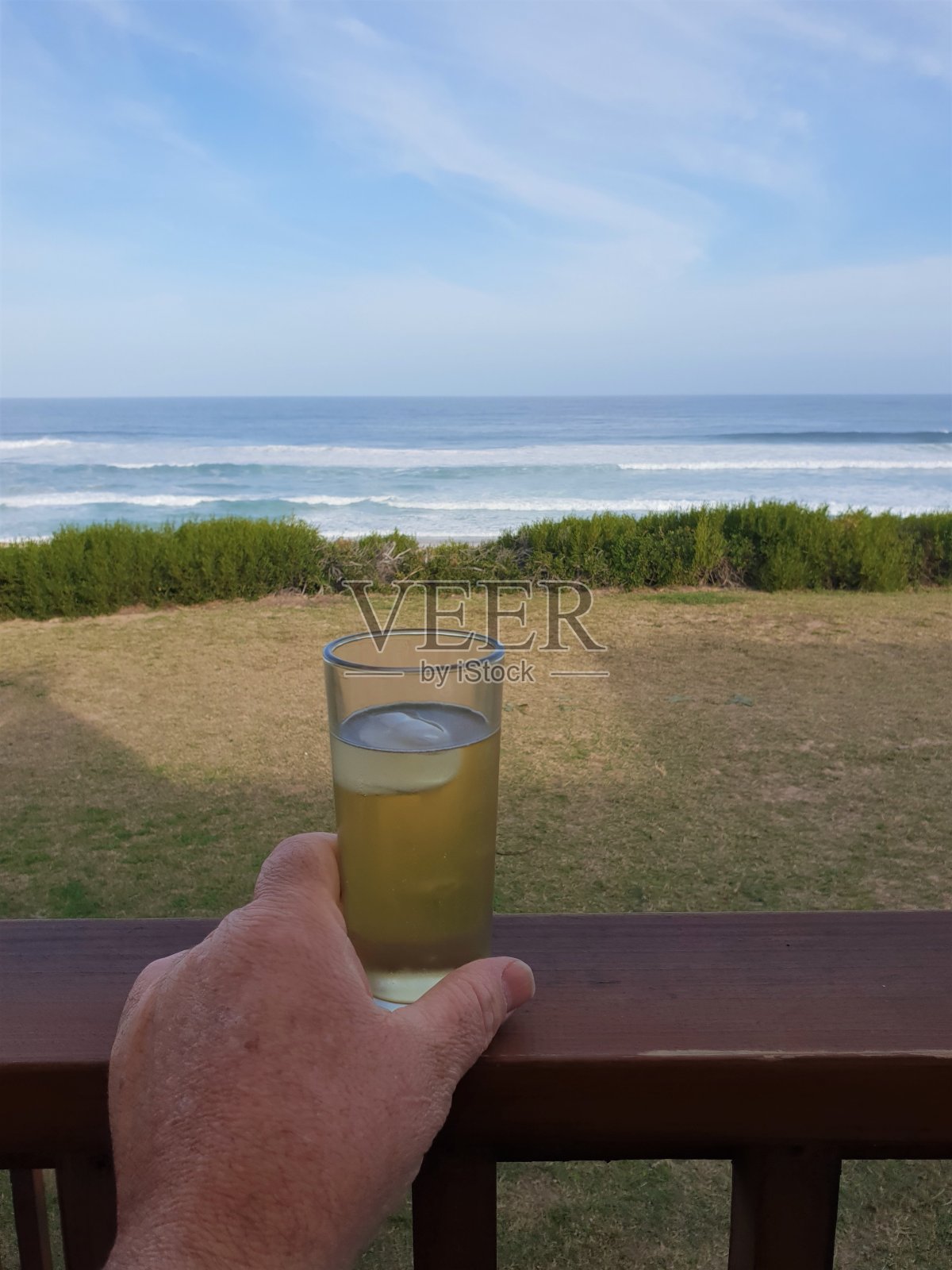 海边的冰饮料照片摄影图片