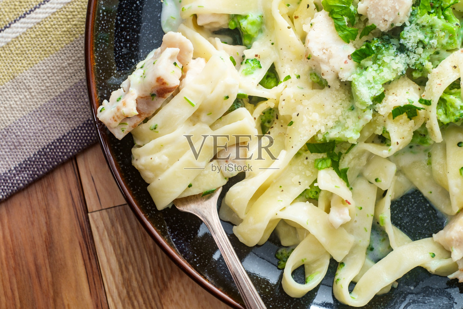 阿尔弗雷多宽面烤鸡照片摄影图片