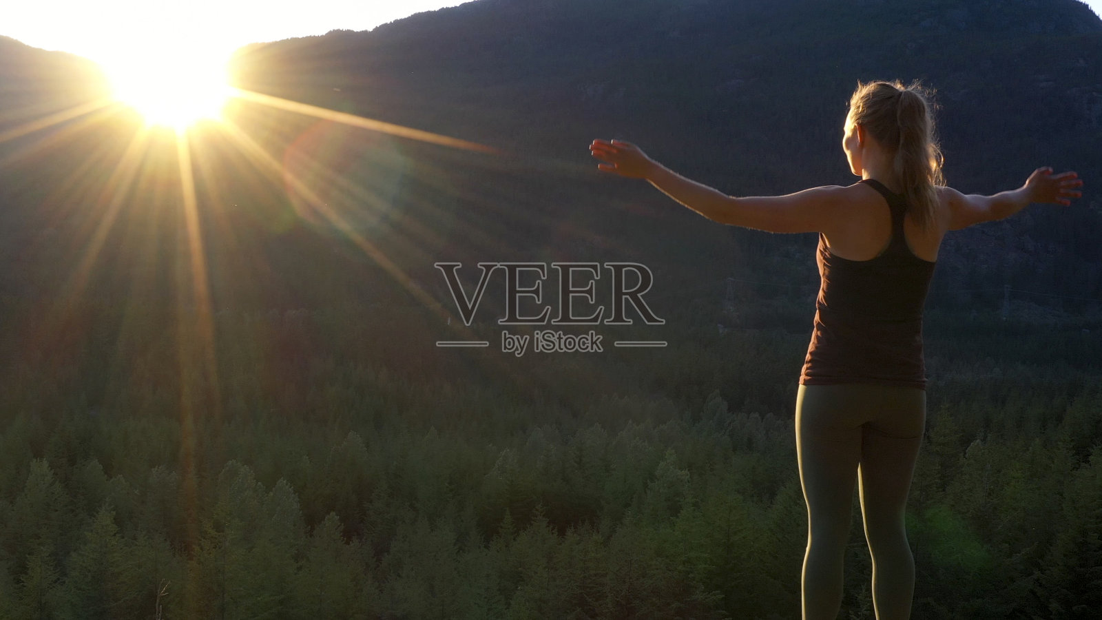 年轻女子在石板上表演瑜伽动作照片摄影图片