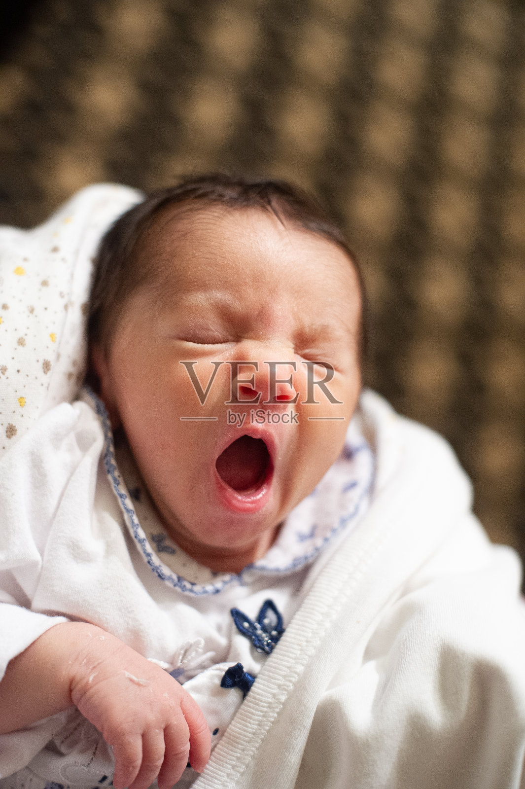 打哈欠的婴儿照片摄影图片