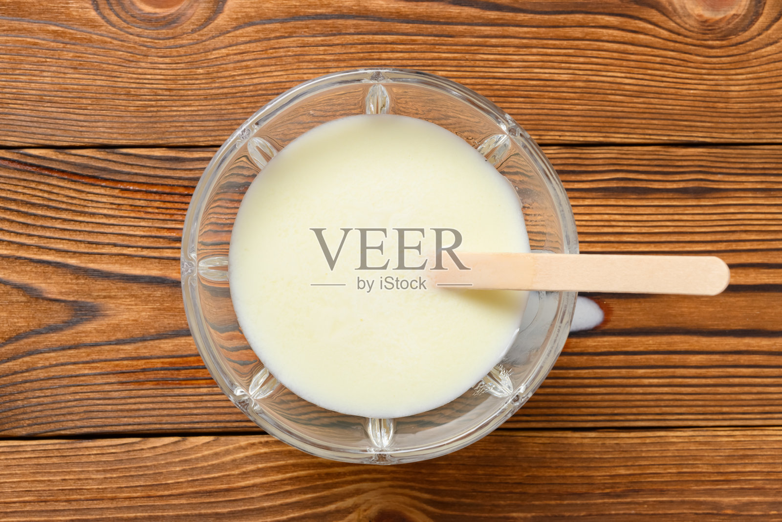 顶视图融化的牛奶冰棒在一个玻璃杯照片摄影图片