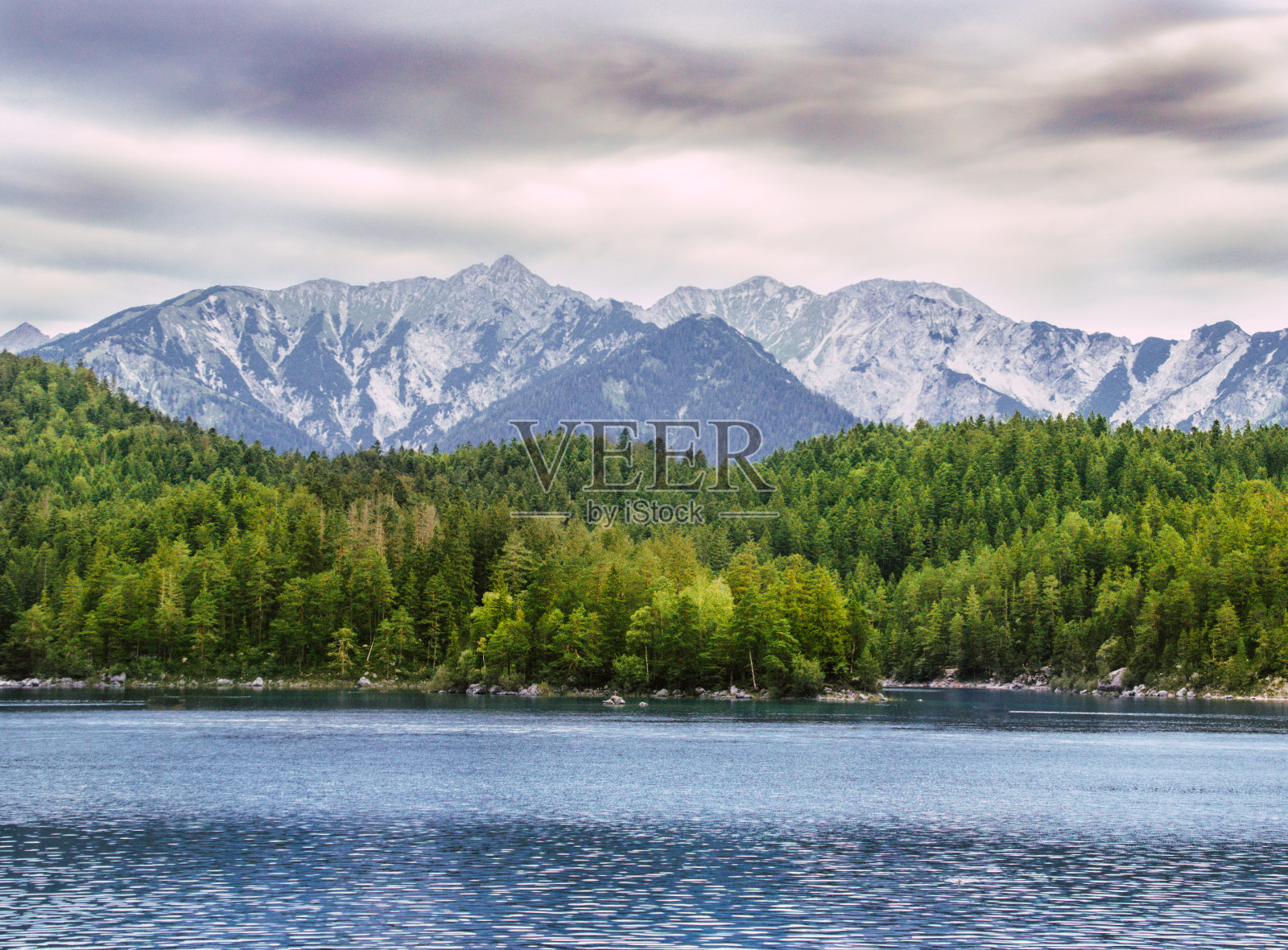 巴伐利亚阿尔卑斯山祖格斯匹兹山下的阿尔卑斯湖，以山脉为背景照片摄影图片