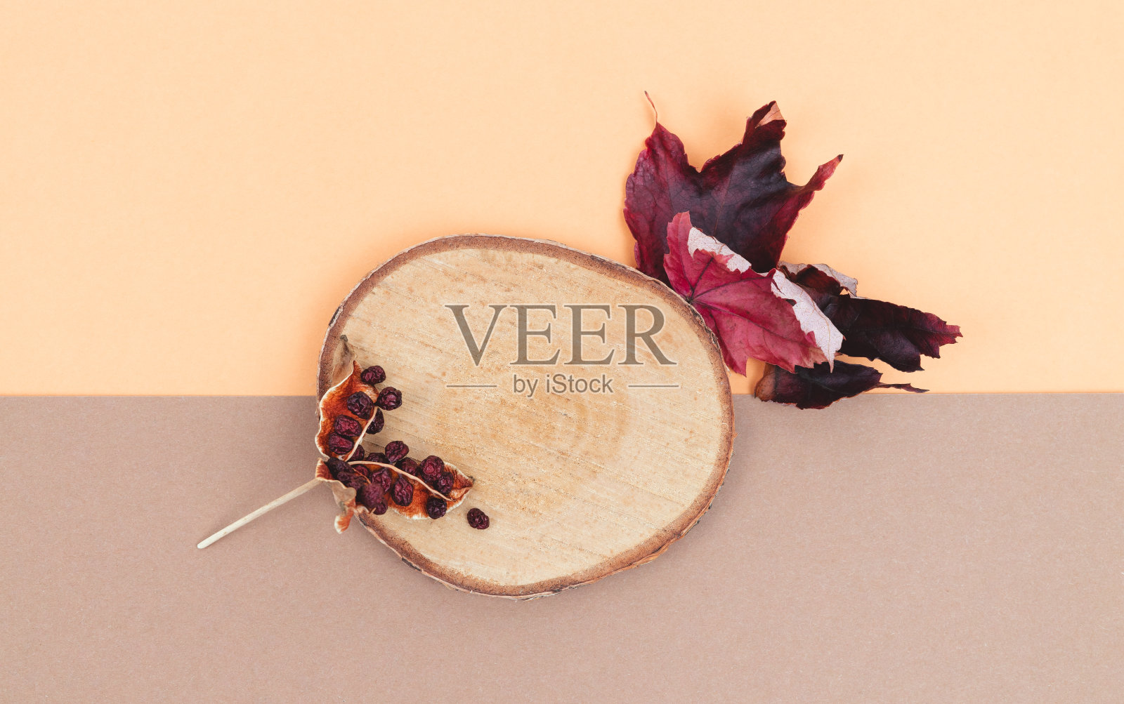 秋叶和木片在暖色的背景上。照片摄影图片