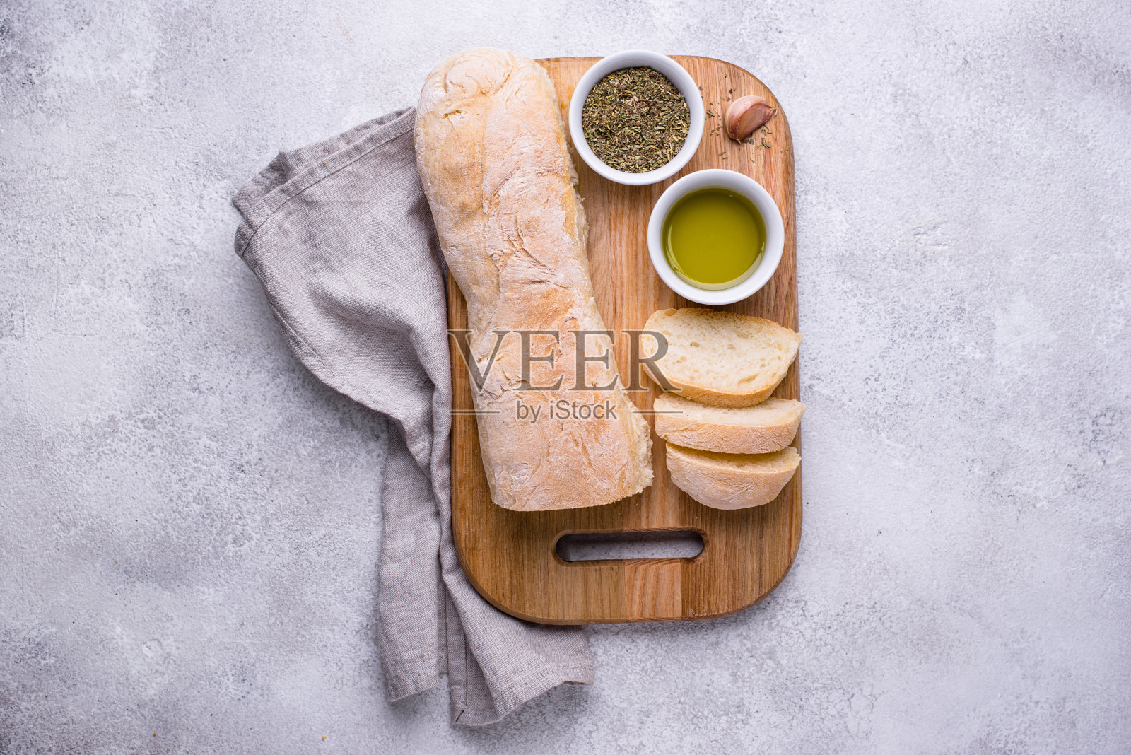 橄榄油自制法式长棍面包照片摄影图片