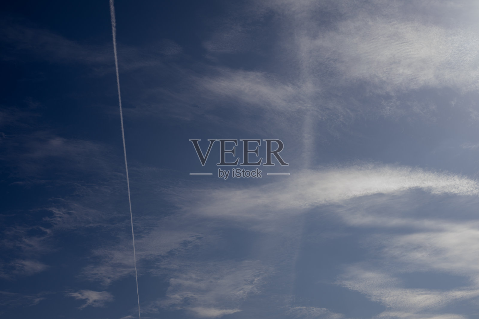 蓝色天空上的白云，背景照片摄影图片