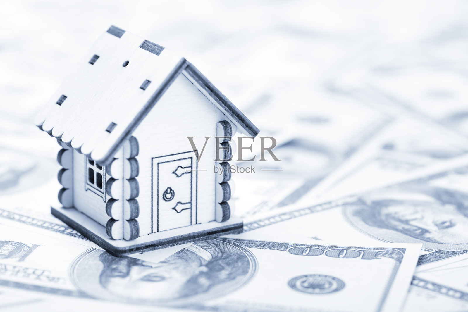 房子的木制模型上的美元钞票的背景照片摄影图片