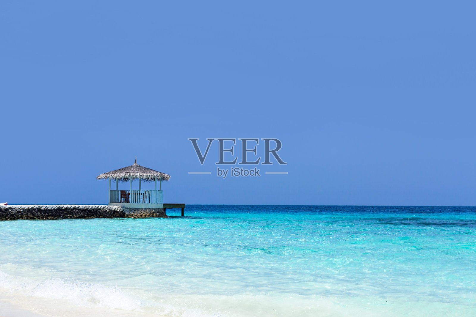 热带岛屿上的避暑别墅照片摄影图片