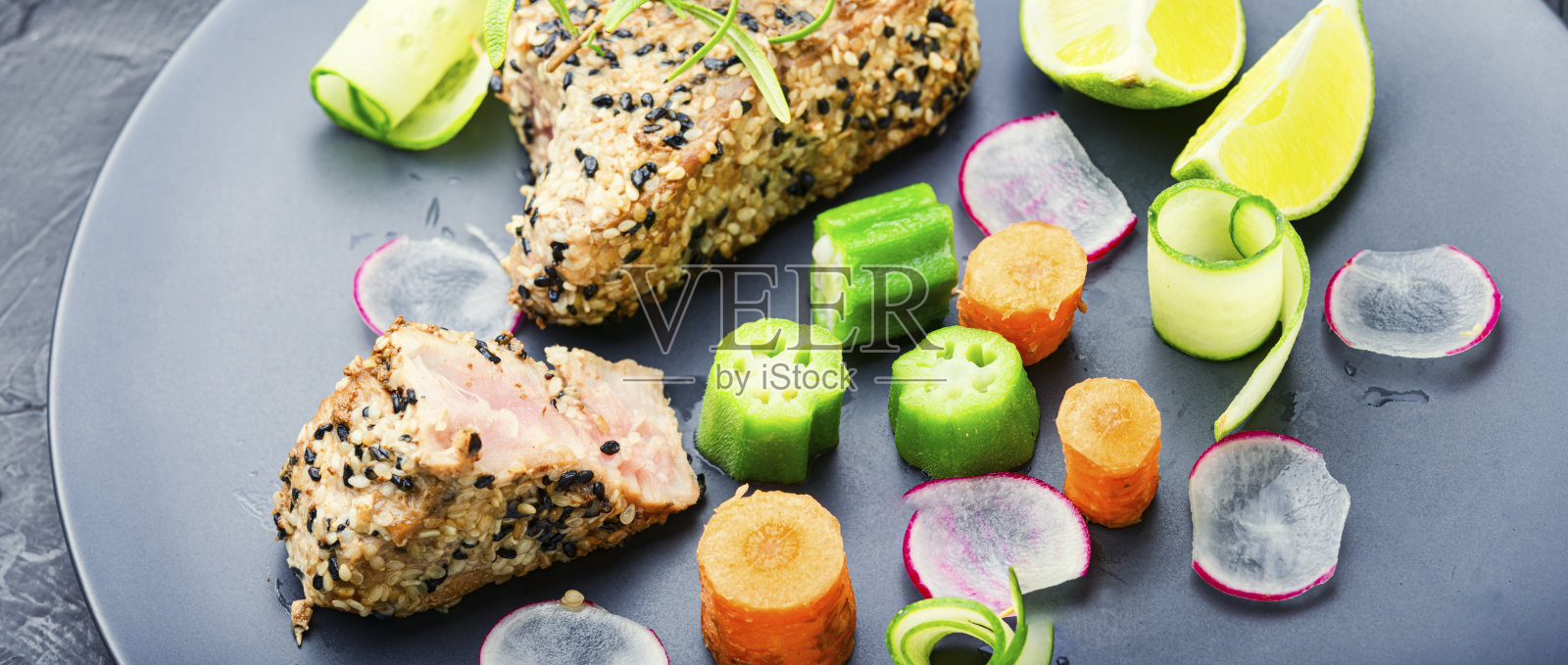 吞拿鱼和蔬菜。照片摄影图片