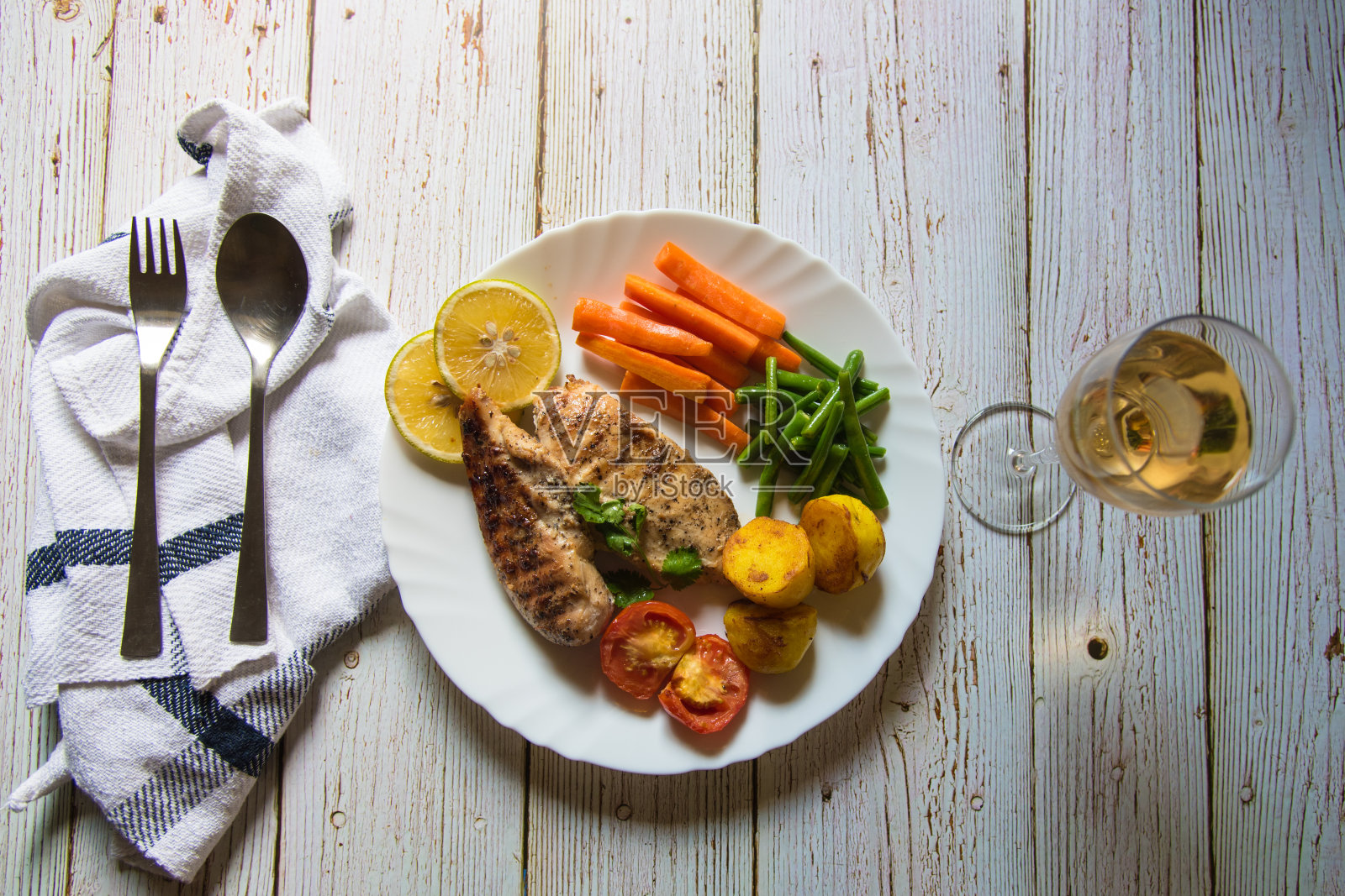 俯瞰牛排餐和葡萄酒照片摄影图片