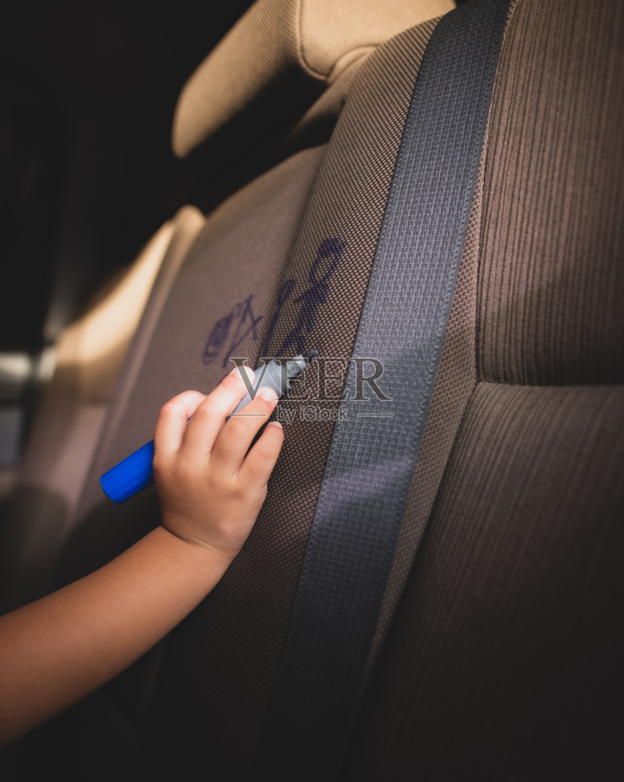 孩子们用记号笔在汽车后座上画画照片摄影图片