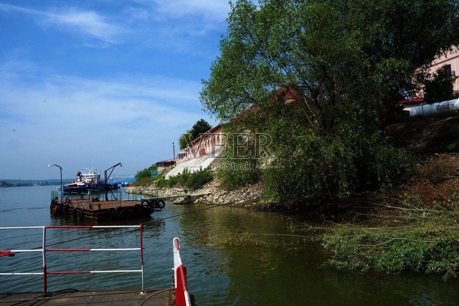 船只停泊在多瑙河岸边照片摄影图片