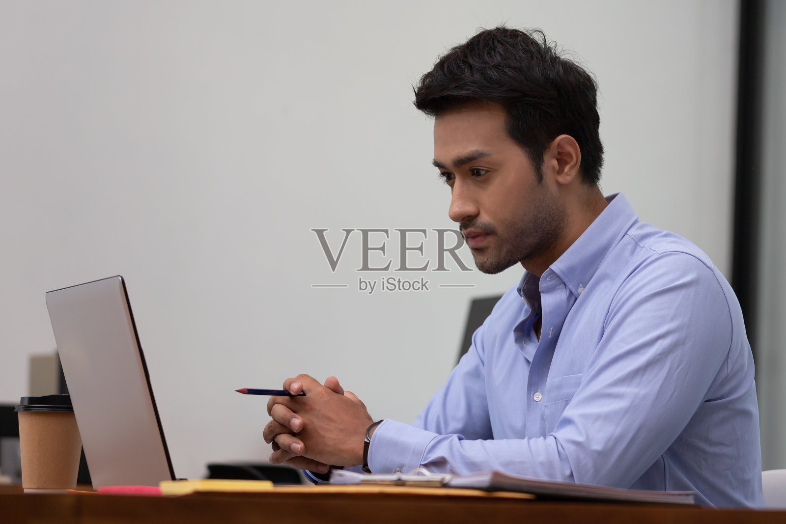 在办公室里工作和记录工作的商人。照片摄影图片