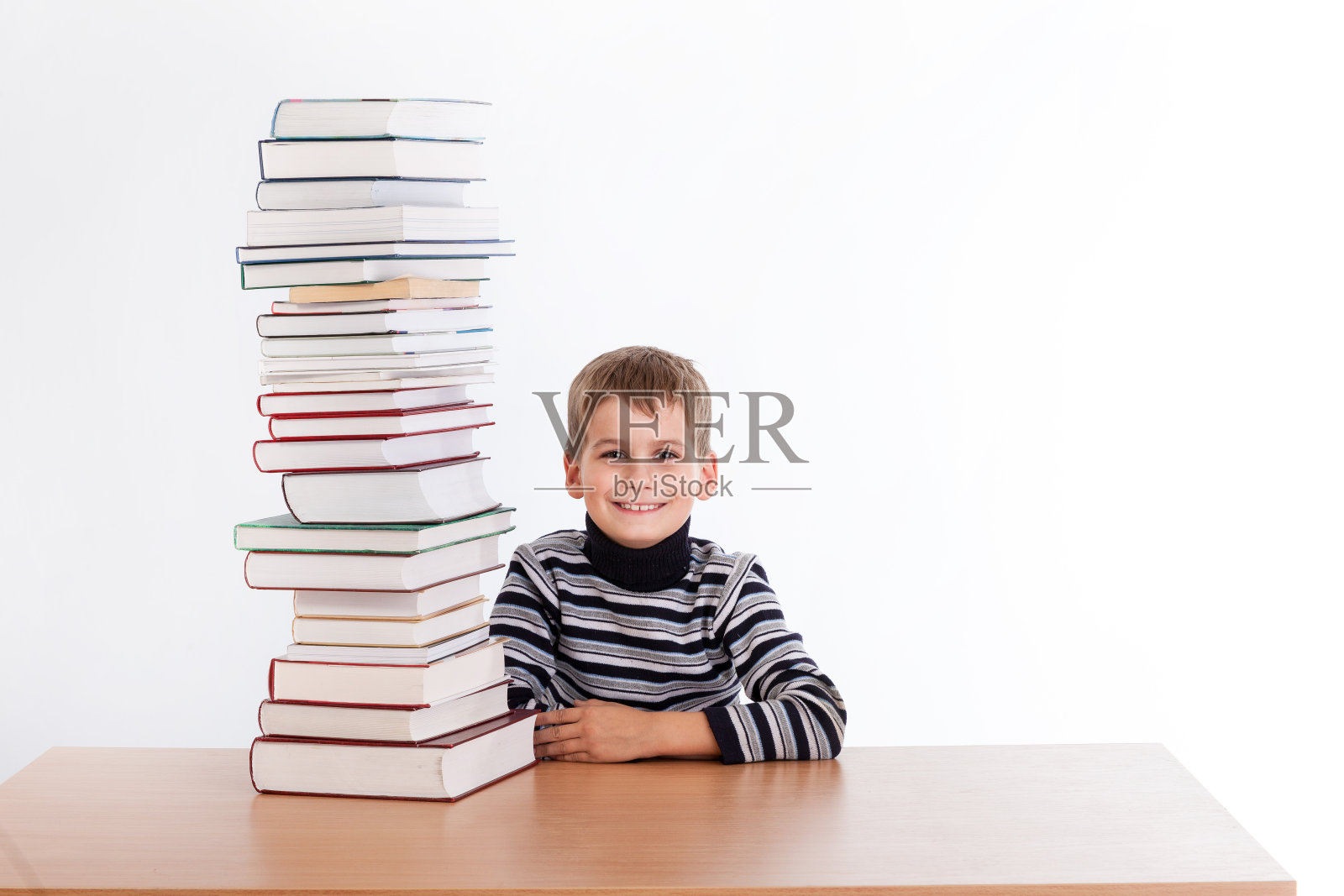 学生和一堆书照片摄影图片