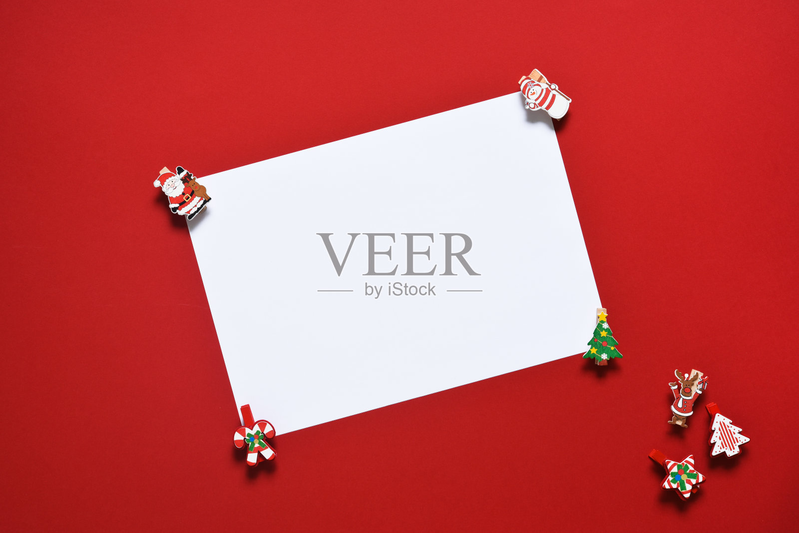 红色背景的圣诞老人信。从以上观点。照片摄影图片