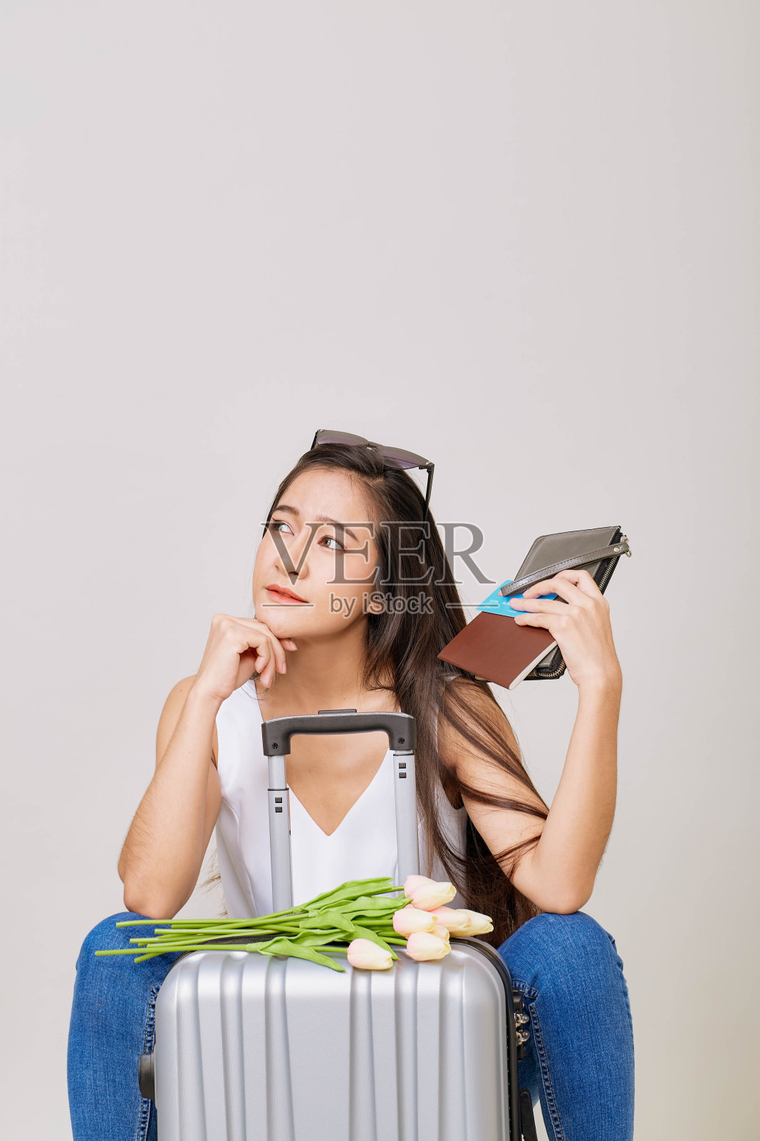 快乐的亚洲女人与手提箱游客照片摄影图片