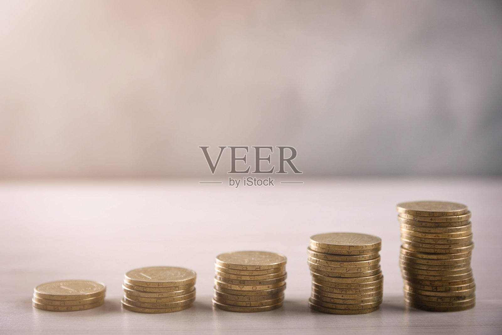 灰色背景上的一堆金币。前视图。近距离照片摄影图片