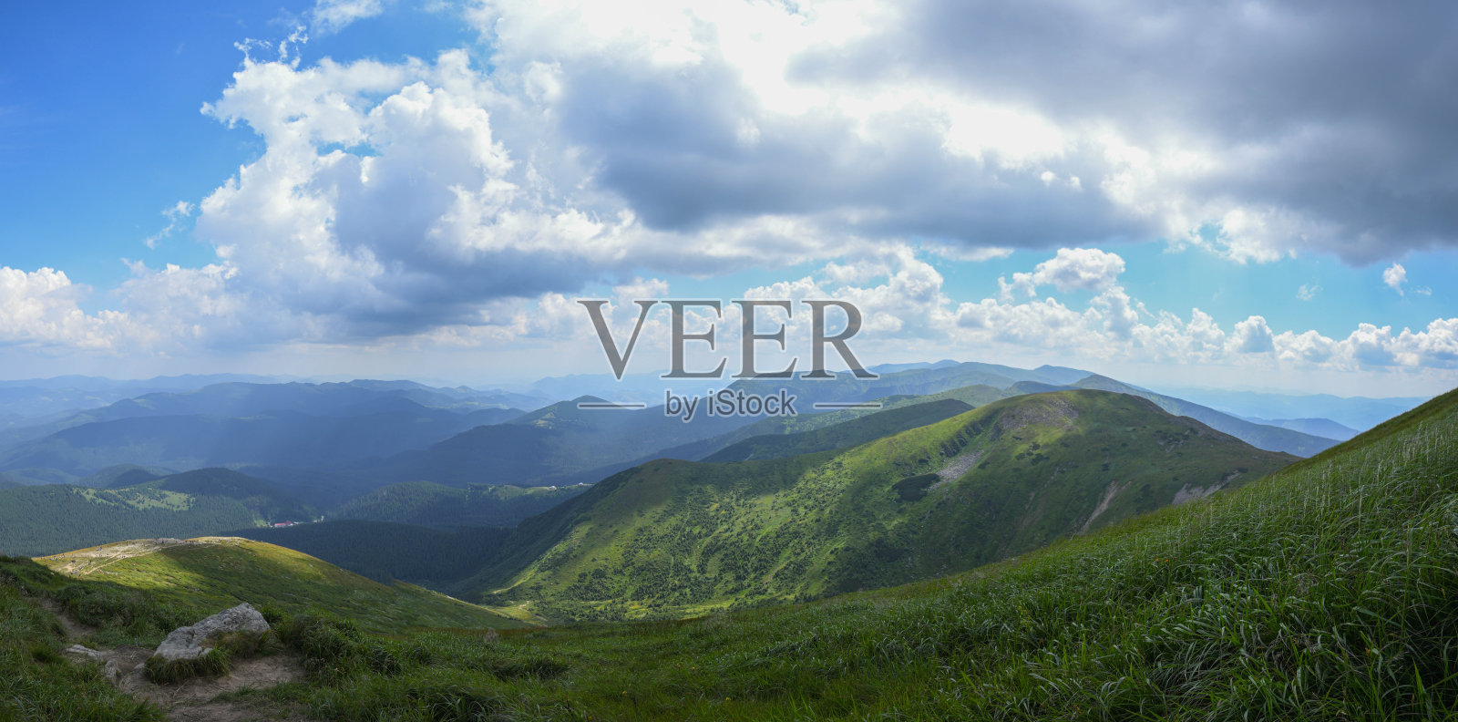 喀尔巴阡山脉的全景。霍维拉峰在一个晴朗的日子，蓝天白云照片摄影图片