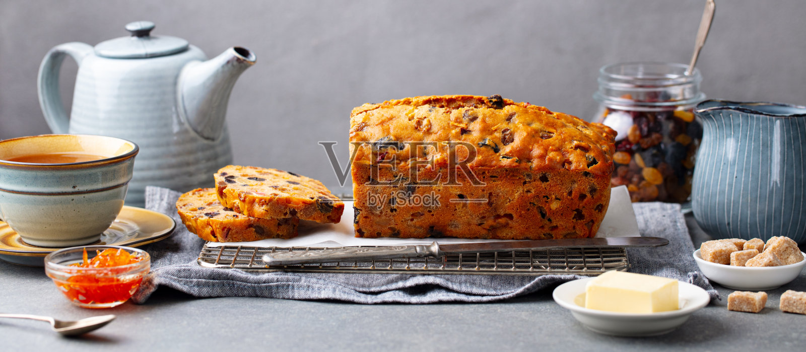 水果蛋糕Bara Brith。威尔士传统甜点。灰色背景。照片摄影图片