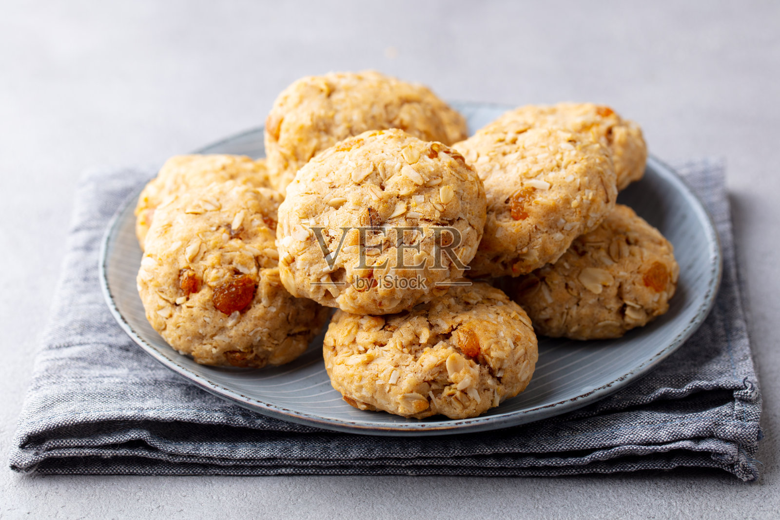 健康的素食燕麦饼干。灰色背景。关闭了。照片摄影图片