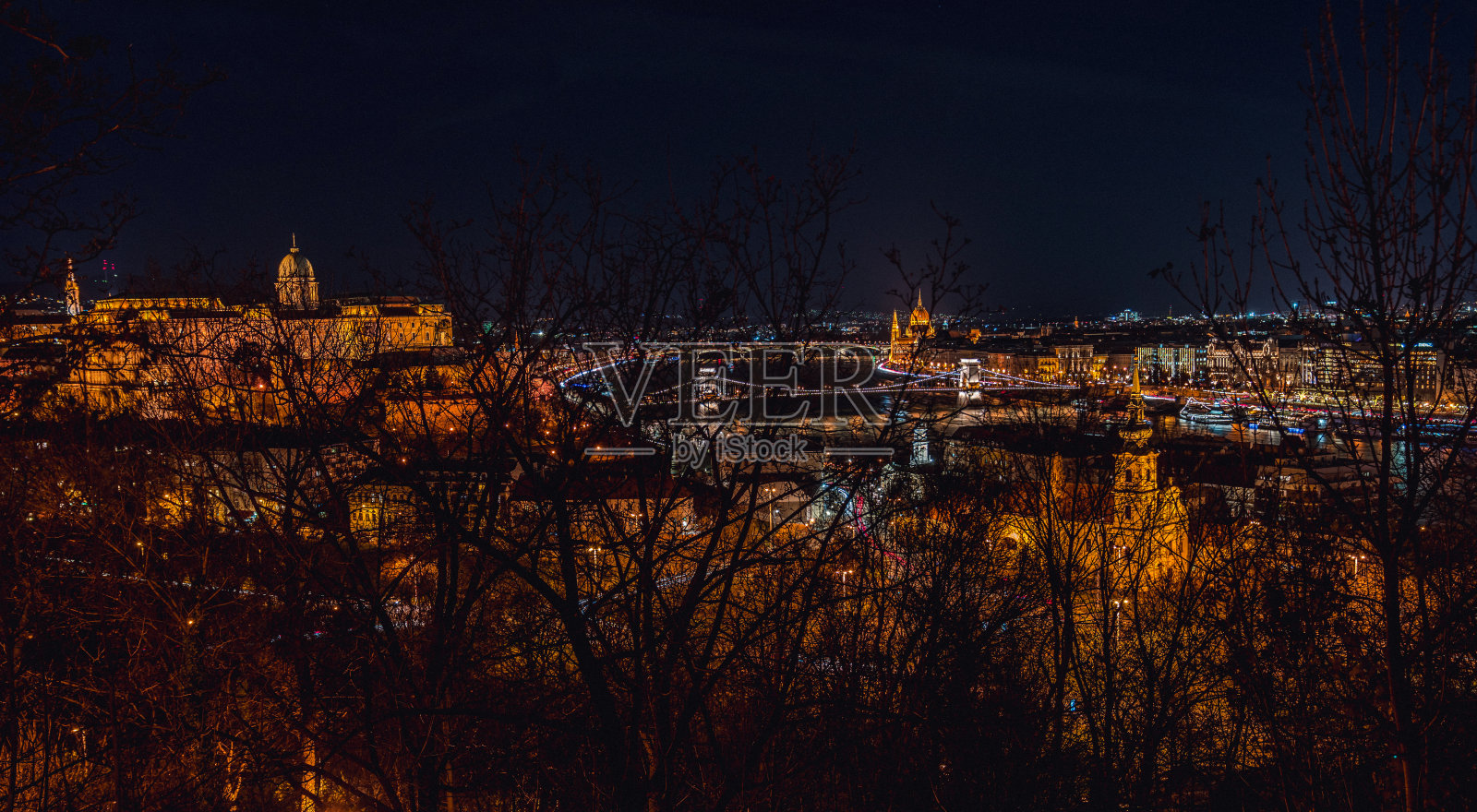 黄昏时分布达佩斯的铁链桥和议会照片摄影图片