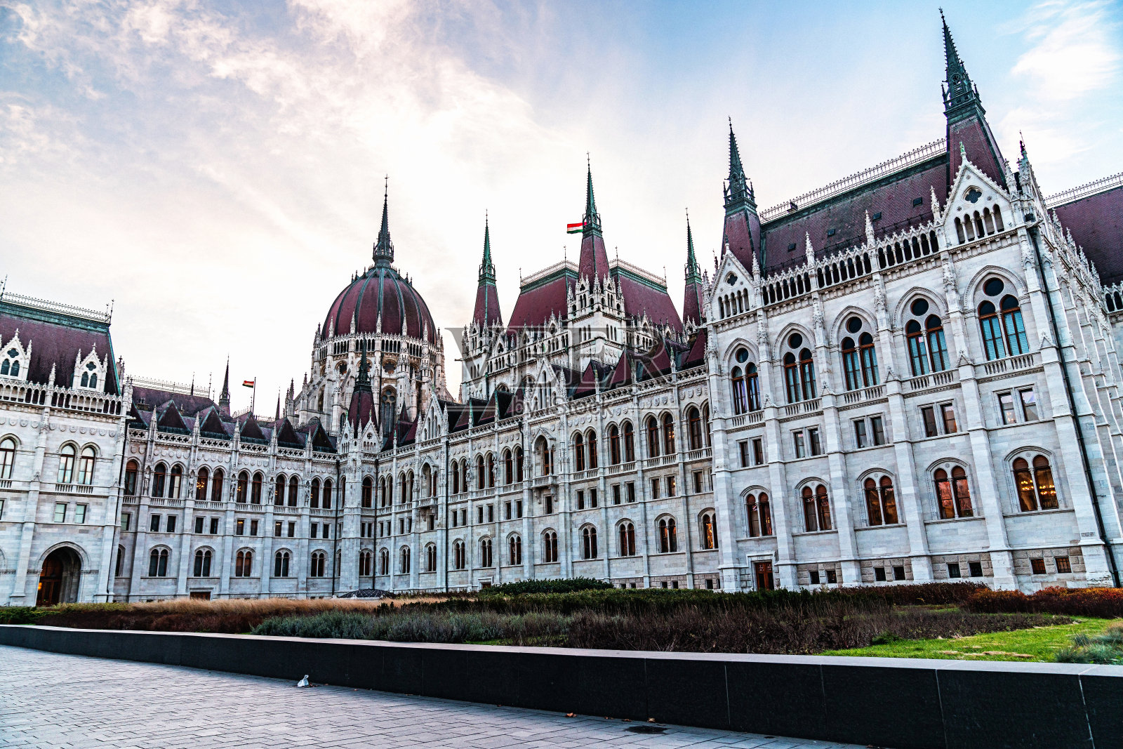 匈牙利议会大厦后面的花园照片摄影图片