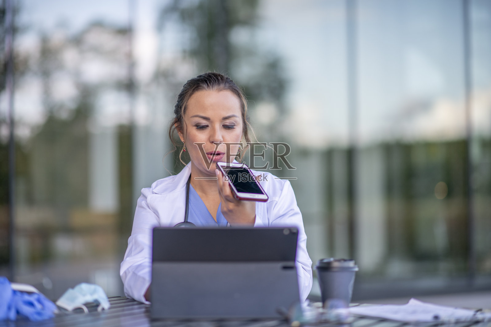 拉美裔医生远程医疗照片摄影图片