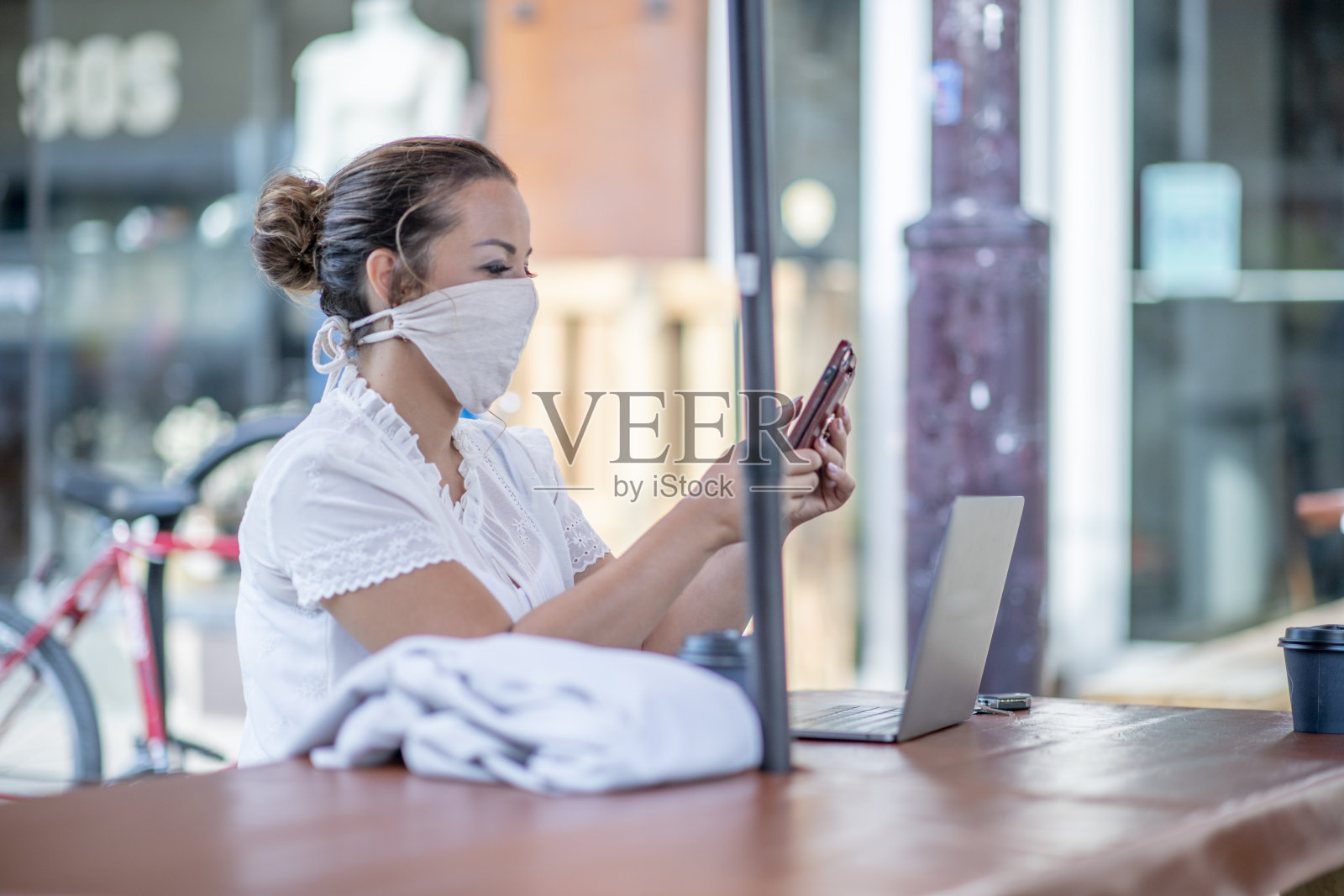 戴着面罩的西班牙妇女照片摄影图片