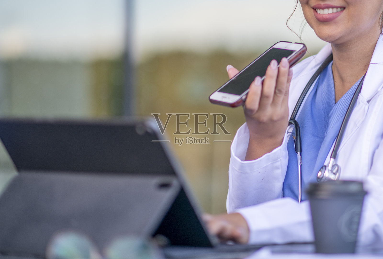 拉美裔医生远程医疗照片摄影图片