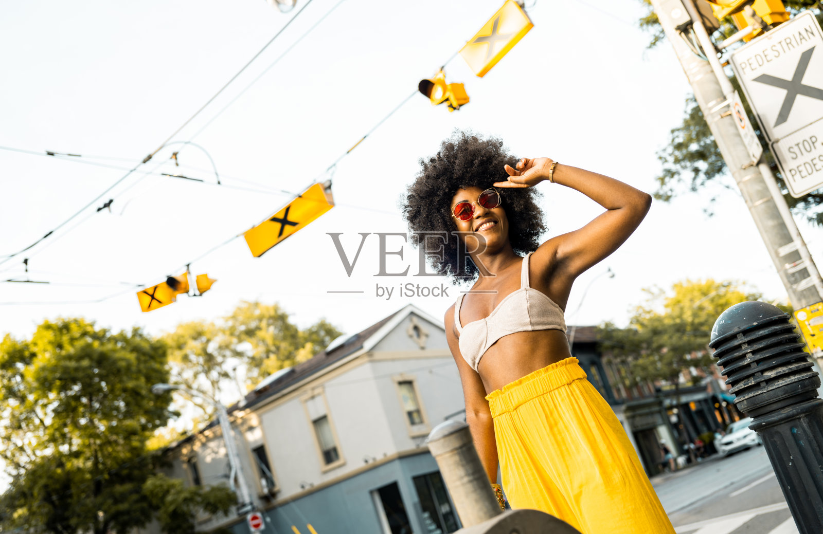 年轻的黑人女人在城市街头感觉很时髦照片摄影图片