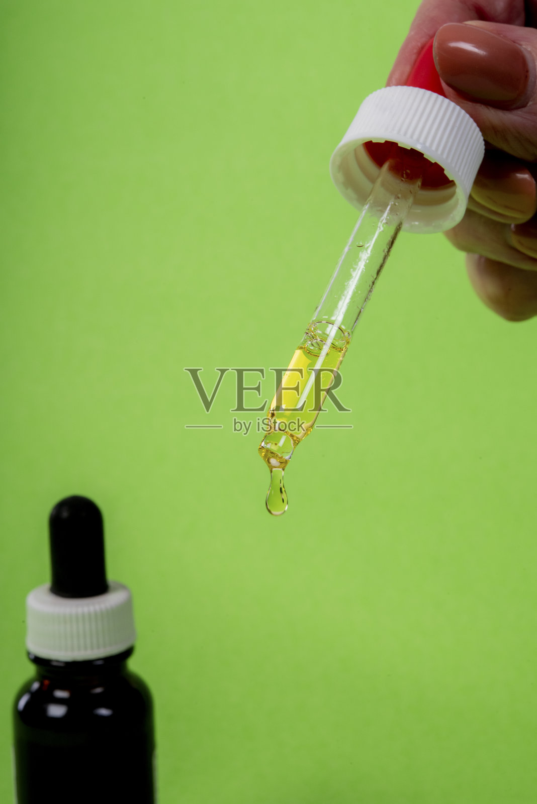 浓缩药用大麻滴瓶和碟。照片摄影图片