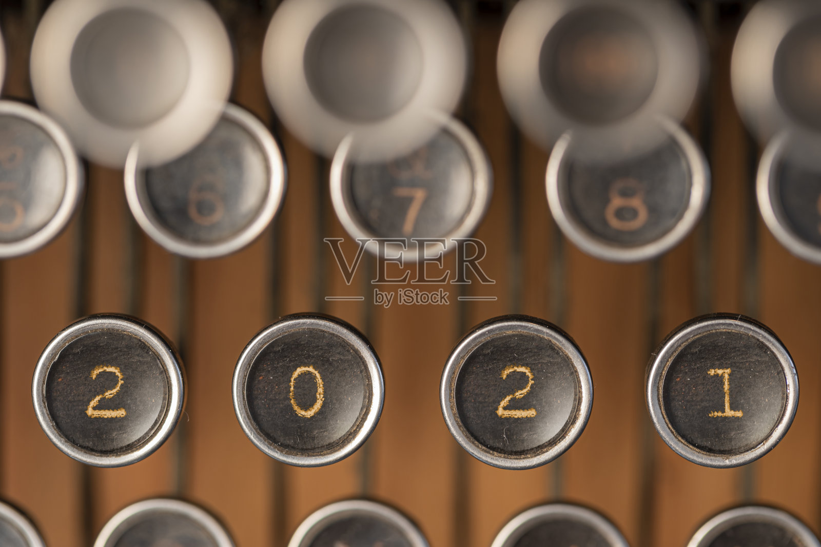 用1941年的老式打字机写2021年新年照片摄影图片