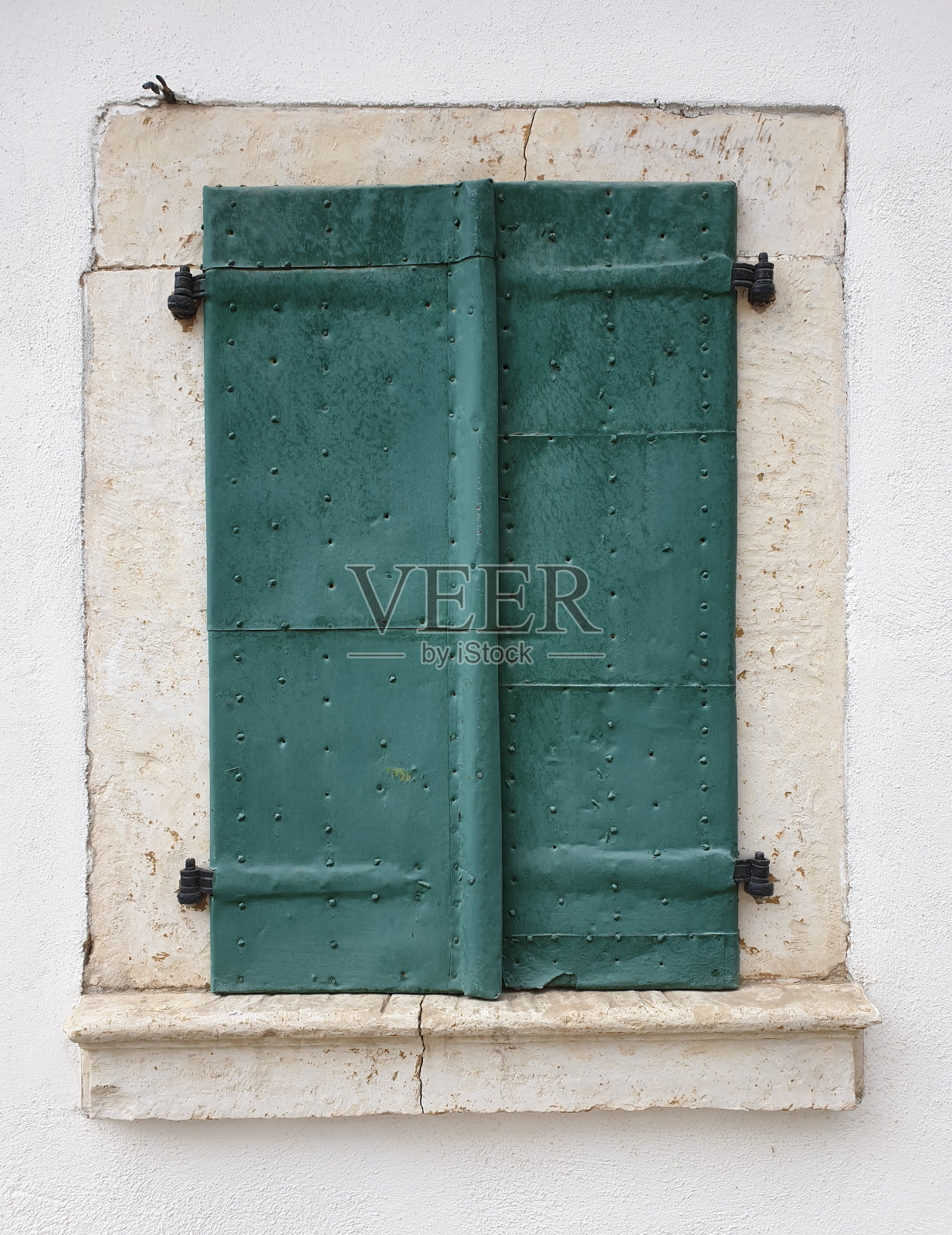 罗马尼亚Rimetea的紧闭的金属百叶窗照片摄影图片