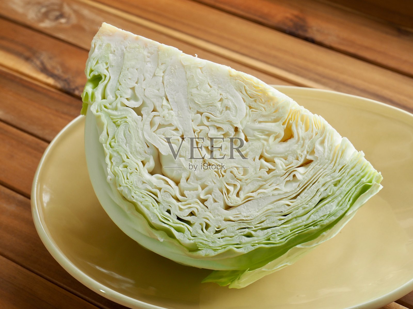 木板背景和新鲜的有机蔬菜卷心菜照片摄影图片