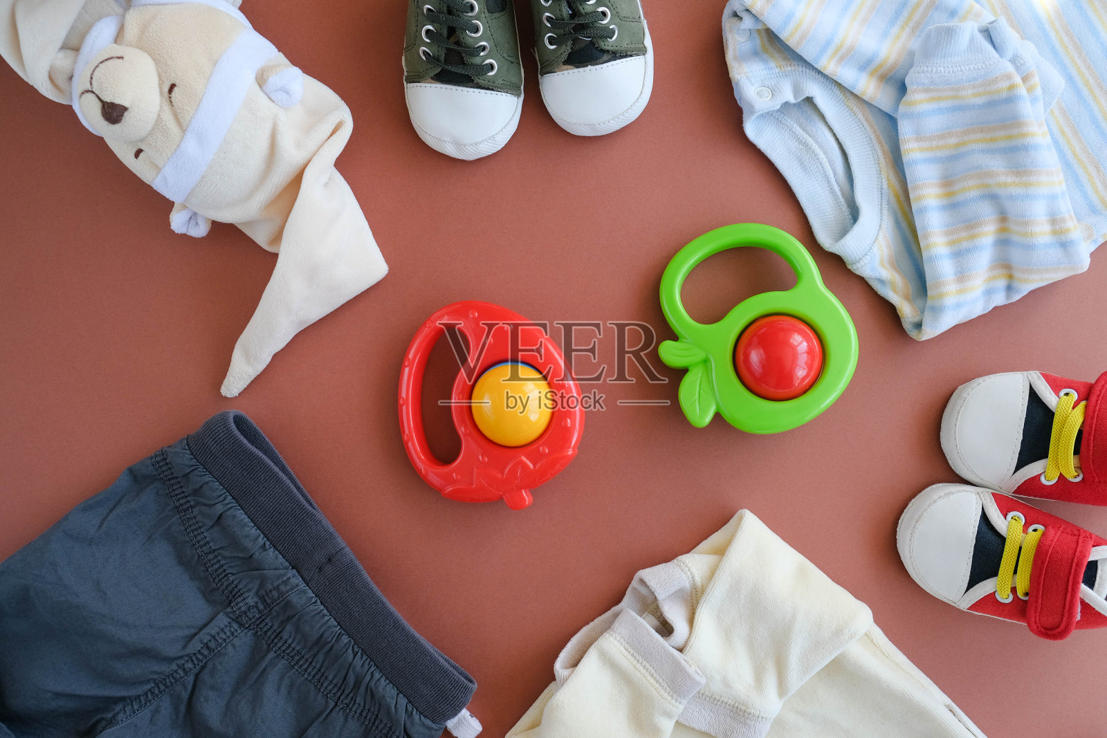 婴儿衣服，鞋子和玩具。照片摄影图片