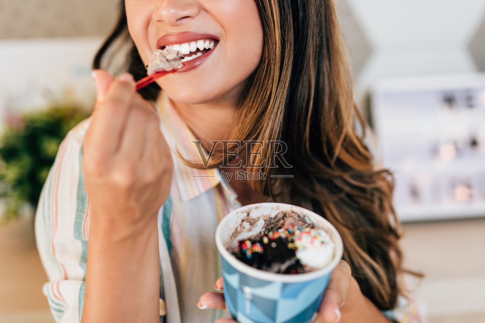 快乐的年轻女子享受在滚动的冰淇淋照片摄影图片