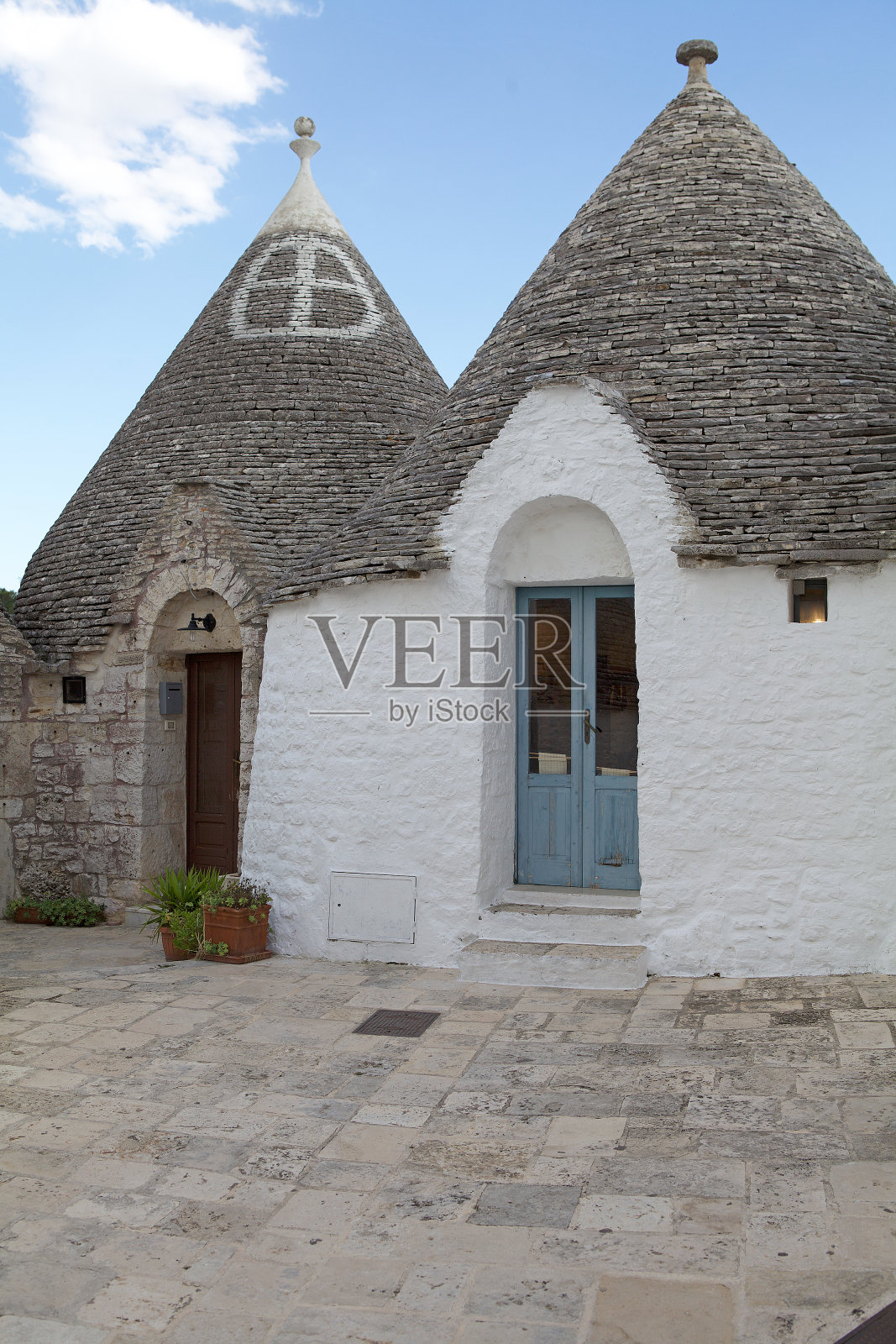 意大利阿普利亚，阿尔贝罗贝洛屋顶上的特鲁洛标志照片摄影图片